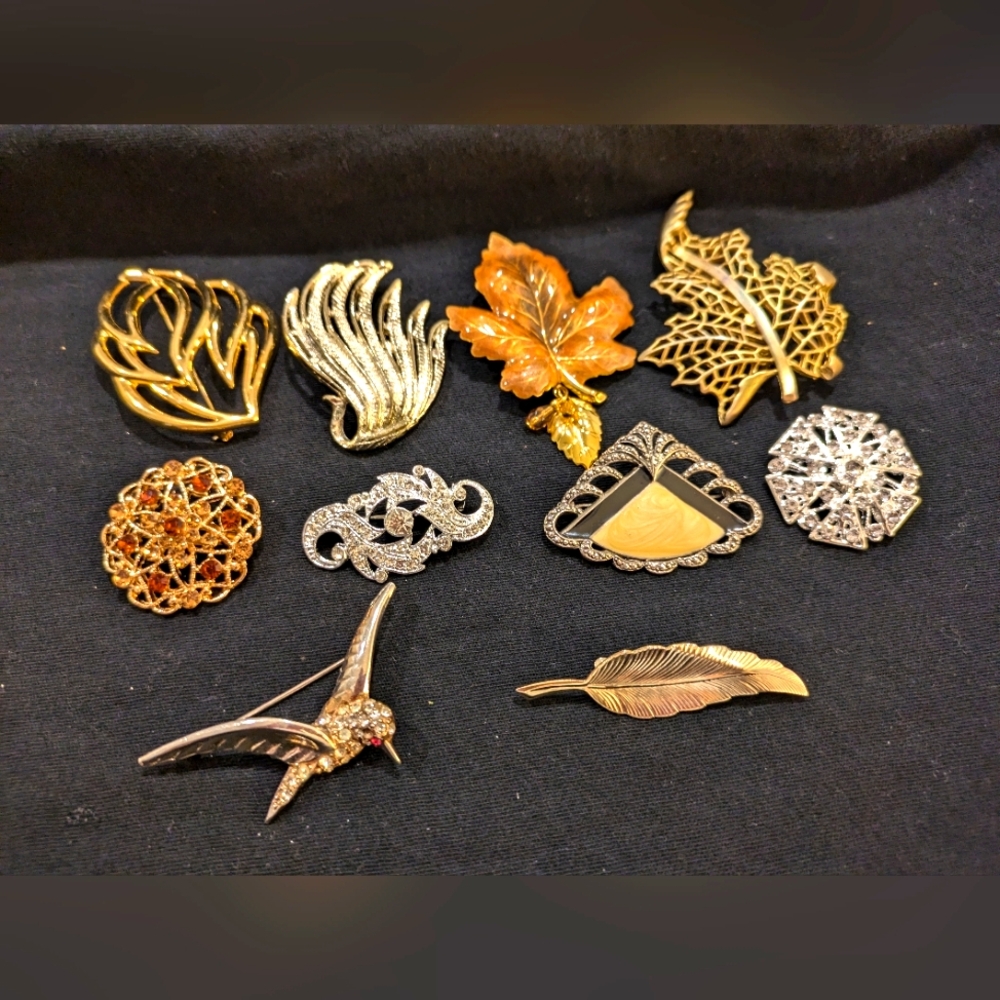 Lot 10 Brooches